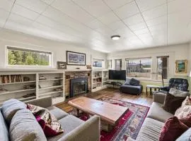 Historic Downtown Truckee Home, Walkable to Shops and Restaurants, Perfect for Families and Groups!