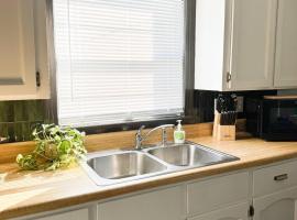Better than a Hotel - King / Bunkbed / Laundry, hotel in Gallatin