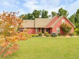 Hot Tub and Scenic Deck! Spacious Cookeville Retreat