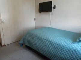 Habitación con baño privado y estacionamiento