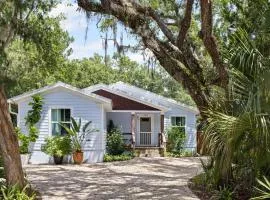 Hidden Grove Hot Tub Deck w Lounge 2 blocks to the Beach