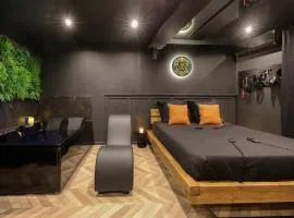 BlackLove room