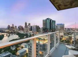 The Emma Penthouse: Modern 2BR Condo Steps from Rainey St. Lady Bird Lake