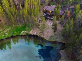 Spring River Retreat by AvantStay Lakefront Luxury w Hot Tub Game Room Near Bend, hotel a Bend