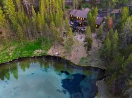 Spring River Retreat by AvantStay Lakefront Luxury w Hot Tub Game Room Near Bend