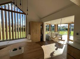 Elegant Warm Bliss Hideaway Escape Lodge - Holiday Home with Hot-Tub, Hotel in Šenčur