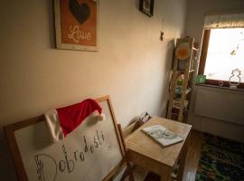 Rustic Refuge Glamping with Hot-Tub and Sauna - Two Bedroom Apartment with Terrace, vie&scaron;butis su sūkurinėmis voniomis mieste Zrečės