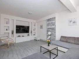 Countryside Villa Tajo - Four Bedroom Holiday Home with Swimming Pool