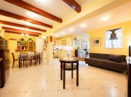 Secluded Escape Hilltop Villa with Hot-Tub - Two Bedroom Villa with Hot-Tub, hotel em Drušče