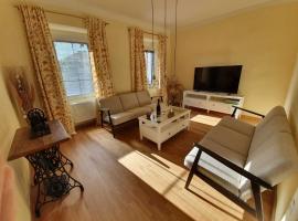 Komen Getaway Holiday Home with Balcony - Four Bedroom Holiday Home with Balcony, Hotel in Komen