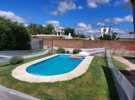 Casa con pileta y excelente ubicación a una cuadra de la plaza principal en Villa Giardino, hotel in Villa Giardino