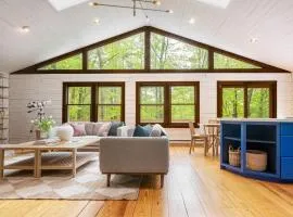 Half Moon by AvantStay 4BR Cabin w Large Deck Yard w Patio Outdoor Dining