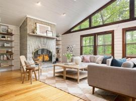 Half Moon by AvantStay 4BR Cabin w Large Deck Yard w Patio Outdoor Dining, hotel in Great Barrington