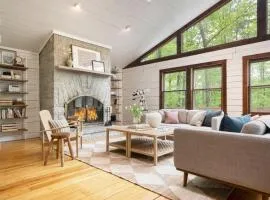 Half Moon by AvantStay 4BR Cabin w Large Deck Yard w Patio Outdoor Dining