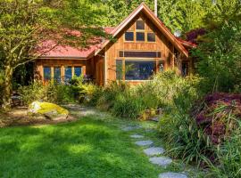 Rhythm Waters by AvantStay Garden Paradise Pond, Hotel in Langley