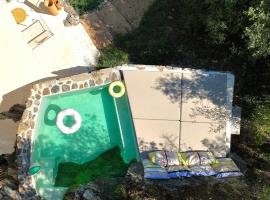 Historic Chestnut Kiln With Pool In The Cévennes – hotel w mieście Sumène