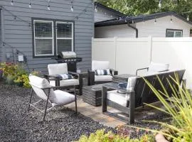 North End blue -Hot Tub - Fire Pit - Downtown -4BR