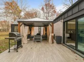 The Barn House by AvantStay Modern Outdoor Living Area Hot Tub