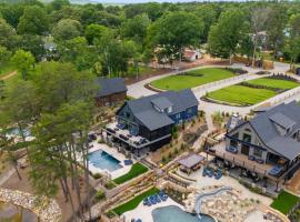 Blue Heron Gray Fox by AvantStay 2 Lakefront Homes Sleeps 44 Pool Dock Theater, hotel con hidromasaje en Lake Norman of Catawba