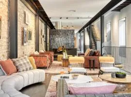Paramount Place by AvantStay 4 Story Apartment in Heart of Austin w Movie Theatre