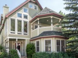 Legacy House by AvantStay Beautiful 4BDR Home in Great Location w Hot Tub, holiday rental in Telluride