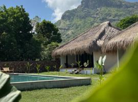NIRA Surf Villas, hotel con estacionamiento en Maluk