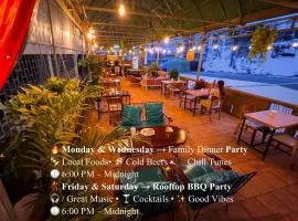 Social Backpacker Hostel & Rooftop Bar