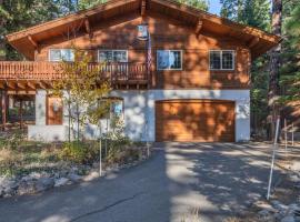 Wolfs Lair by AvantStay Swiss Chalet w Private Hot Tub Access to Northstar Resort Community, ξενοδοχείο σε Kingswood Estates
