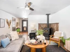 Quiet River Bend Cabin by AvantStay 35 Mins to Mt Bachelor 10 Mins to Town Centre Hot Tub