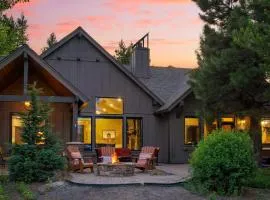 Klamath by AvantStay Premier Lakeside Cabin w Spa Fire Pit Lake Views
