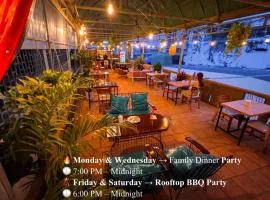 Social Backpacker Hostel & Rooftop Bar