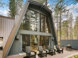 Alder by AvantStay Moody Retreat: Patio Hot Tub in Sunriver