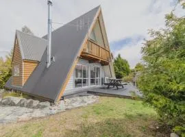 Cozy Lake Tekapo Stay with Mountain Views