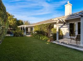 Goleta Getaway by AvantStay Private Backyard 1.5mi to the Beach, ξενοδοχείο στη Σάντα Μπάρμπαρα