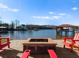 Pleasant Cove Waterfront Getaway with Fire Pit Deck and Lake Views, vila di Mooresville