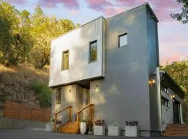 Mill Creek by AvantStay Modern Design Patio Hot Tub