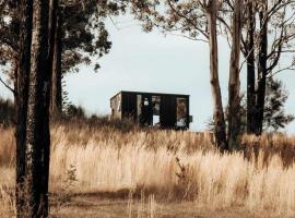 Three-Kalm & Four-Sol by Tiny Away, hotel v destinaci Tallwoods Village