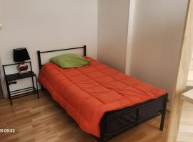 Chambre 1 Personne, ξενοδοχείο σε Courcouronnes