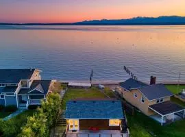 Cozy Whidbey Island Stay Steps on the beach Fireplace BBQ Near Trails