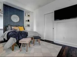 Chic Midtown Hideaway Top floor with Balcony