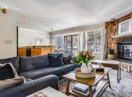 Marillac by AvantStay Gorgeous Ski Cabin w Balcony Patio, hotel in Olympic Valley