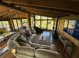5 Star Country Retreat, huge Log Cabin over small river, with private hot tub & log burner, WiFi, 65 inch smart TV relax read at Weston Newark, Nottinghamshire, hotel v destinaci Weston