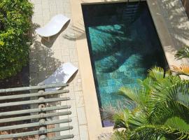 Theresa Apartments Mauritius, hotel in Trou aux Biches