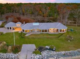 Bay Estate Luxe Waterfront Home w Private Pier, Main and Guest House, Bay Views