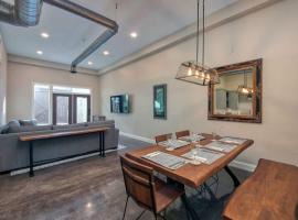 Bright modern loft for adventurers, hotel di Roanoke