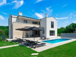 Modern 300m2 Villa - King Beds & Leisure Zone, hotel i Kringa