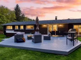 Lodge at Deception Pass by AvantStay Trails Hot Tub Walk to Cornet Bay