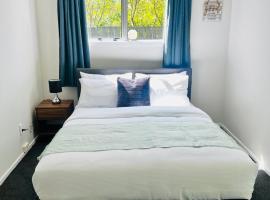 Sunny private room with private bathroom, habitación en casa particular en Wellington
