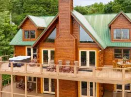 Big Bear Lodge by AvantStay Smoky Mountain Views Hot Tub Theater Game Room