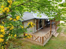 Camping les Pialades - Chalet Eden, Hotel in La Mouline
